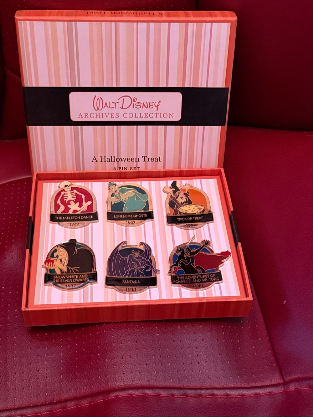 Walt Disney’s Archives Collection A Halloween Treat 6 Pin Set (Limited-Edition)